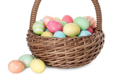 Beyaz üzerinde boyanmış Paskalya yumurtaları olan sepet.