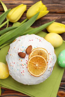 Güzel Paskalya pastası, yumurtalar ve laleler ahşap masada, düz yatıyordu.