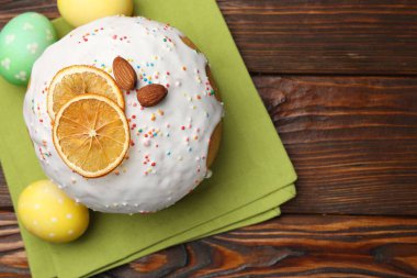 Güzel Paskalya pastası ve yumurtalar ahşap masada, düz yerde. Metin için boşluk