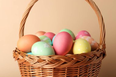 Güzel Paskalya yumurtaları bej arka planda, yakın plan