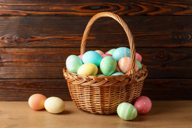 Tahta masadaki sepetteki güzel Paskalya yumurtaları