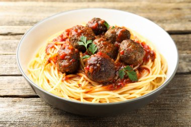 Köfteli lezzetli makarna, ahşap masada, yakın plan.