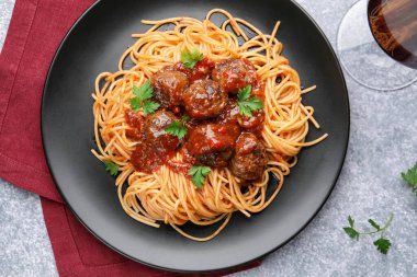 Gri masada servis edilen köfteli leziz makarna.