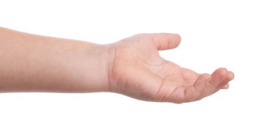 Küçük kız beyaz arka planda bir şey tutuyor, yakın plan.