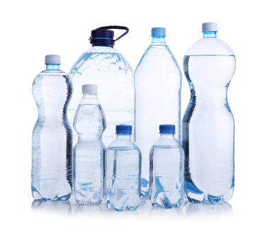 Farklı boyutlarda su şişeleri beyaz üzerine izole edilmiş.
