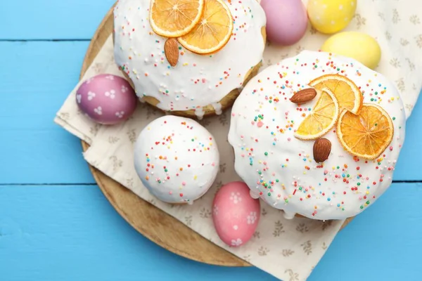 Lezzetli paskalya pastaları ve yumurtalar mavi ahşap masa, üst manzara
