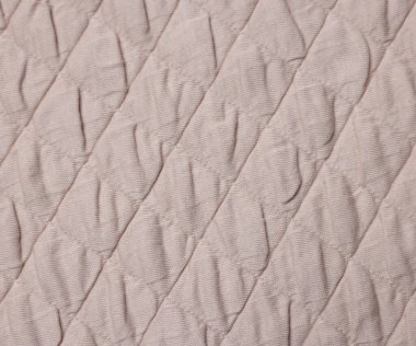 Arka plan olarak soluk pembe kumaş dokusu, üst görünüm