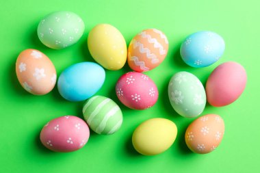 Yeşil arka planda güzel dekore edilmiş Paskalya yumurtaları.