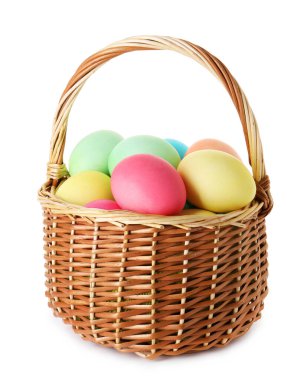 Hasır sepetteki boyanmış Paskalya yumurtaları beyaza izole edilmiş.