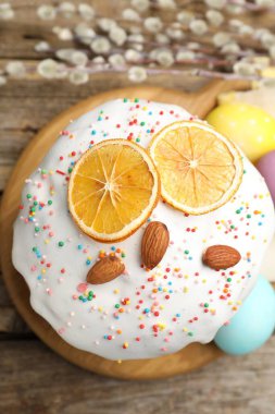 Nefis dekore edilmiş Paskalya pastası, yumurtalar ve söğüt ağacından masa, düz uzanma