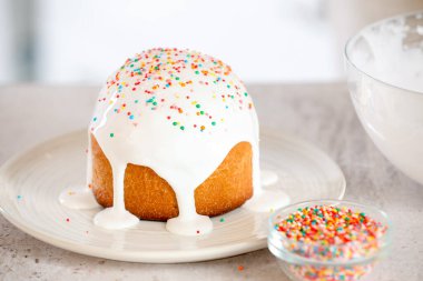 Güzel Paskalya pastası ve serpintiler Işık masasında, yakın plan