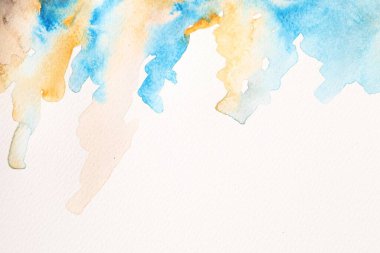 Beyaz kağıt üzerinde soyut suluboya resim, üst görünüm. Metin için boşluk