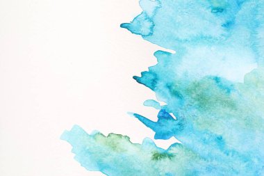 Beyaz kağıt üzerinde soyut suluboya resim, üst görünüm. Metin için boşluk