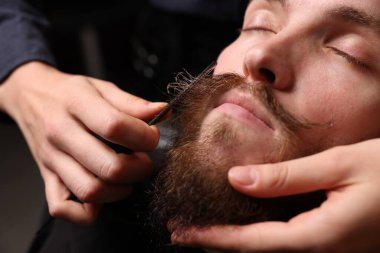 Berber dükkanında berber bıyığı, yakın plan.