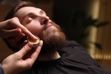 Berber dükkanında bıyıklı berber stili, yakın plan. Metin için boşluk