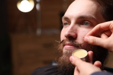 Berber dükkanında bıyıklı berber stili, yakın plan. Metin için boşluk