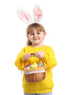Paskalya kutlaması. Saç bandı takmış, tavşan kulaklı şirin bir kız elinde sepet dolusu beyaz arka planda boyanmış yumurta tutuyor.