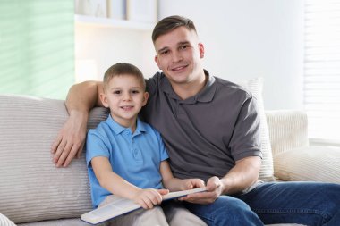 Evde babasının ve oğlunun portresi.