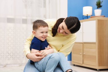 Mutlu anne evde oğluna sarılıyor.