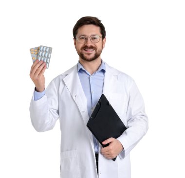 Paltoyla gülümseyen eczacı ve beyaz arka planda hapların kabarcıkları.