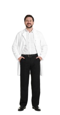 Beyaz arka planda ceketli gülümseyen eczacı.