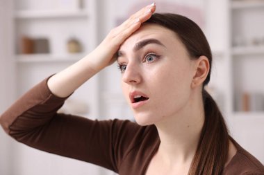 Hafıza kaybı. Evde bir şey hatırlamaya çalışan bir kadın.