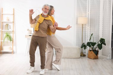 Mutlu son sınıf çifti evde dans ediyor. Metin için boşluk