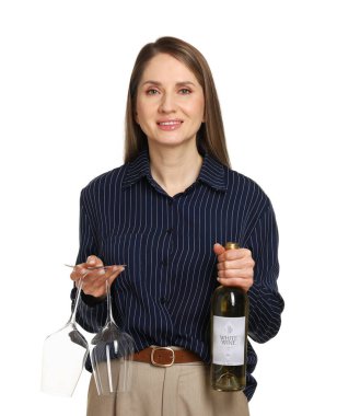 Beyaz arka planda bardakları ve bir şişe şarabı olan profesyonel şarap garsonu.