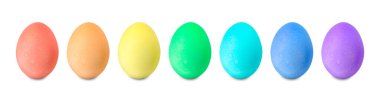 Parlak boyalı Paskalya yumurtaları gökkuşağı renklerine göre sıralanmış beyaz üzerinde izole edilmiş.