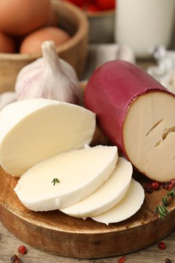 Ahşap masada servis edilen farklı taze süt ürünleri.