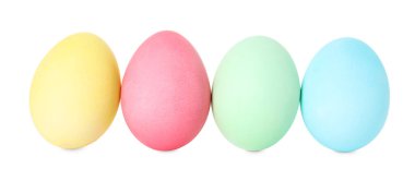 Mutlu Paskalyalar. Birçok parlak renkli yumurta beyaza izole edilmiş.