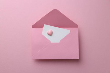 Tebrik kartı ve pembe arka planda dekoratif kalp ile zarf, üst görünüm