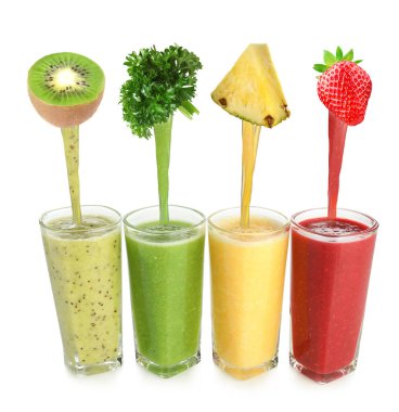 Beyaz arka planda taze malzemelerden yapılmış meyve suları, set. Meyve, böğürtlen ve maydanozdan akan su bardaklara akıyor.