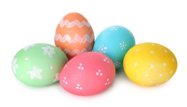 Birçok boyanmış Paskalya yumurtası beyaza boyanmış.