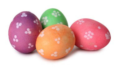 Birçok boyanmış Paskalya yumurtası beyaza boyanmış.