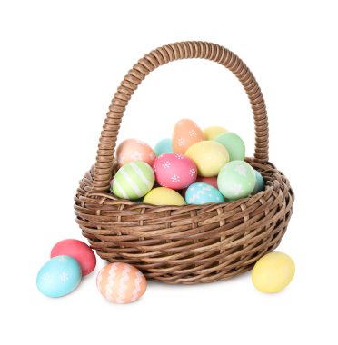 Beyaz üzerinde boyanmış Paskalya yumurtaları olan sepet.