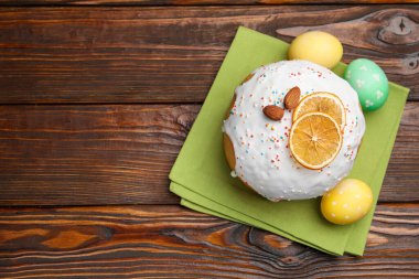 Güzel Paskalya pastası ve yumurtalar ahşap masada, düz yerde. Metin için boşluk