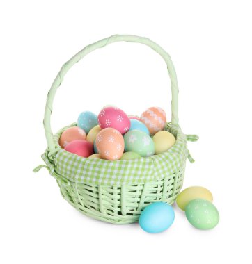 Beyaz üzerinde boyanmış Paskalya yumurtaları olan sepet.