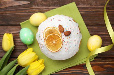 Güzel Paskalya pastası, yumurtalar ve laleler ahşap masada, düz yatıyordu.