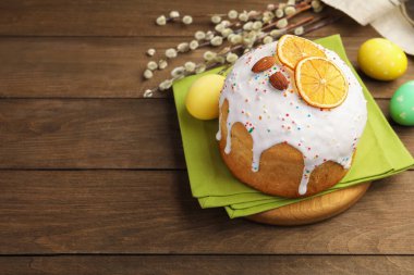Güzel Paskalya pastası, yumurta ve söğüt ağacından bir masa. Metin için boşluk
