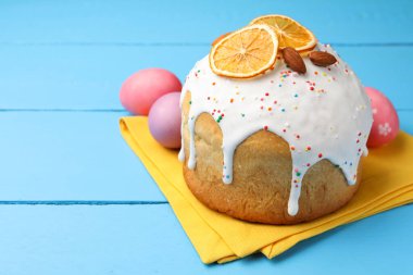 Güzel Paskalya pastası ve yumurtalar mavi ahşap masada, yakın plan. Metin için boşluk