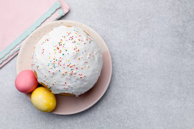 Açık gri masada güzel Paskalya pastası ve yumurta, üst manzara. Metin için boşluk