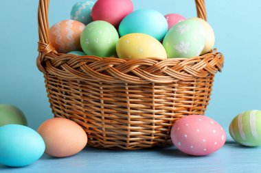 Güzel Paskalya yumurtaları masada açık mavi arkaplanda, yakın plan.