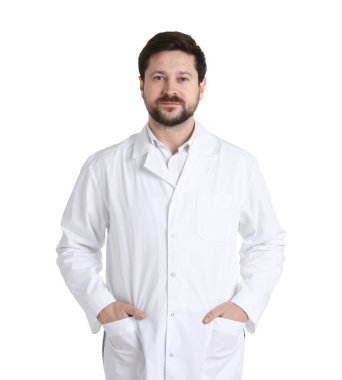 Beyaz arka planda ceketli eczacının portresi