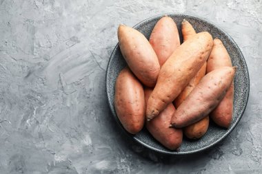 Dokulu gri masada çiğ patates, üst manzara. Metin için boşluk