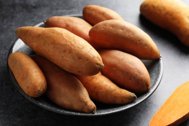 Siyah masada çiğ patates, yakın plan.