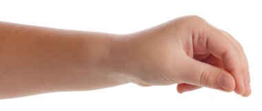 Küçük kız beyaz arka planda bir şey tutuyor, yakın plan.