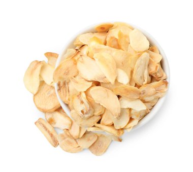 Beyaz tenceredeki kurutulmuş sarımsak taneleri.