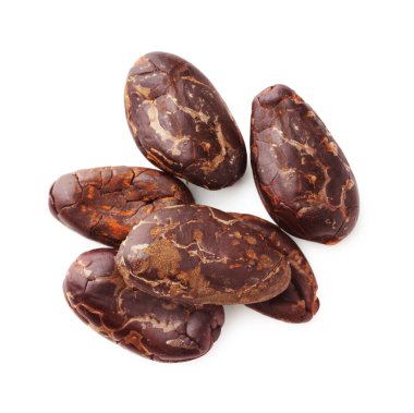 Doğal kakao çekirdekleri beyaz üzerine izole edilmiş.