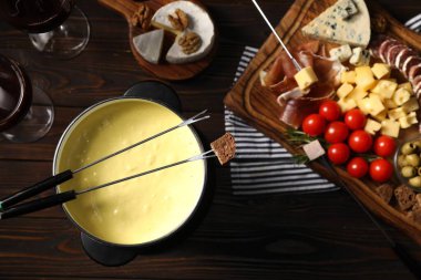 Erimiş peynir, şarap ve abur cuburla fondü tenceresi (caquelon).